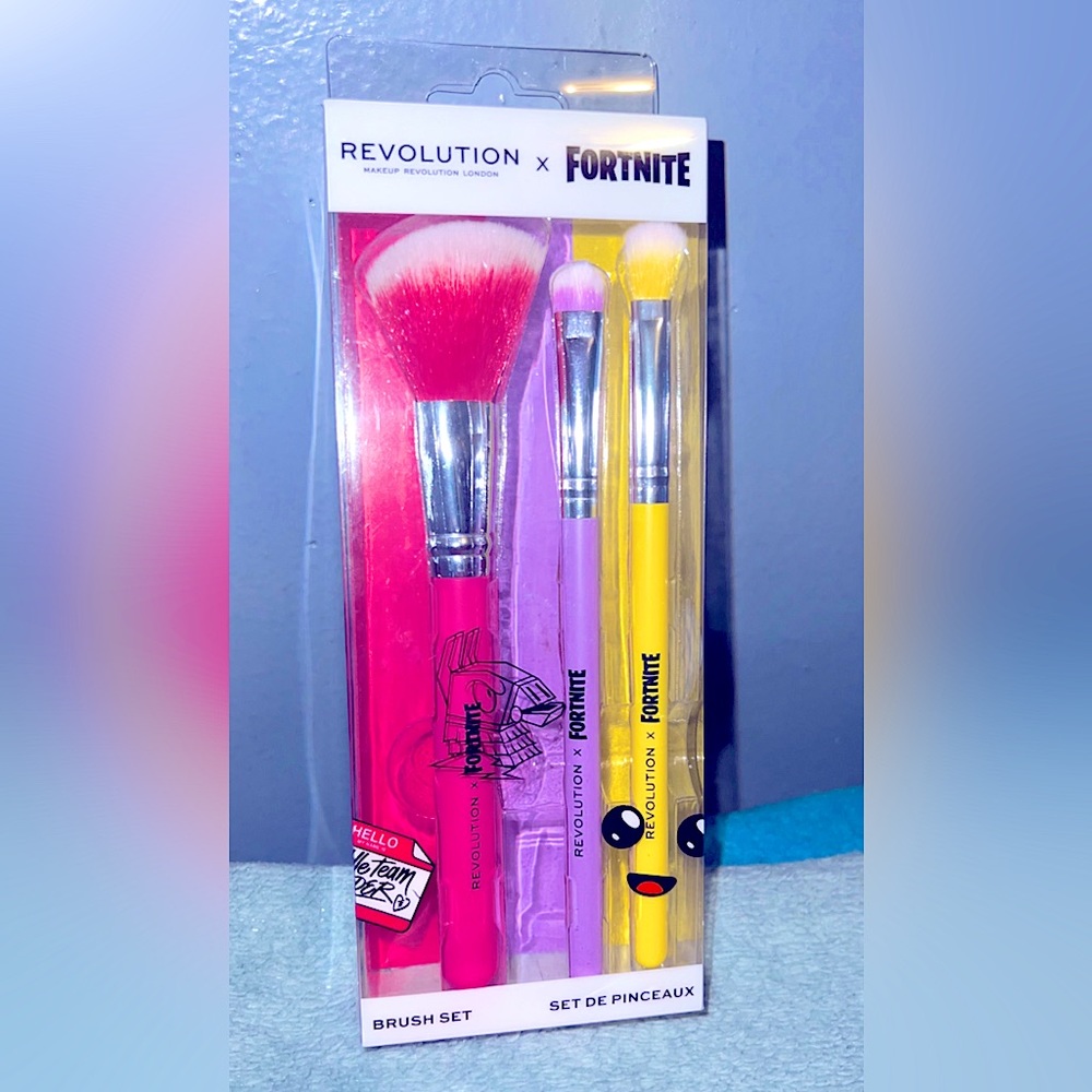 SOLD!! Revolution x Fortnite brush set NWT